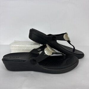 Crocs Black Sanrah Silver Hammered Circle Wedge Sandals Size 6 thongs metallic